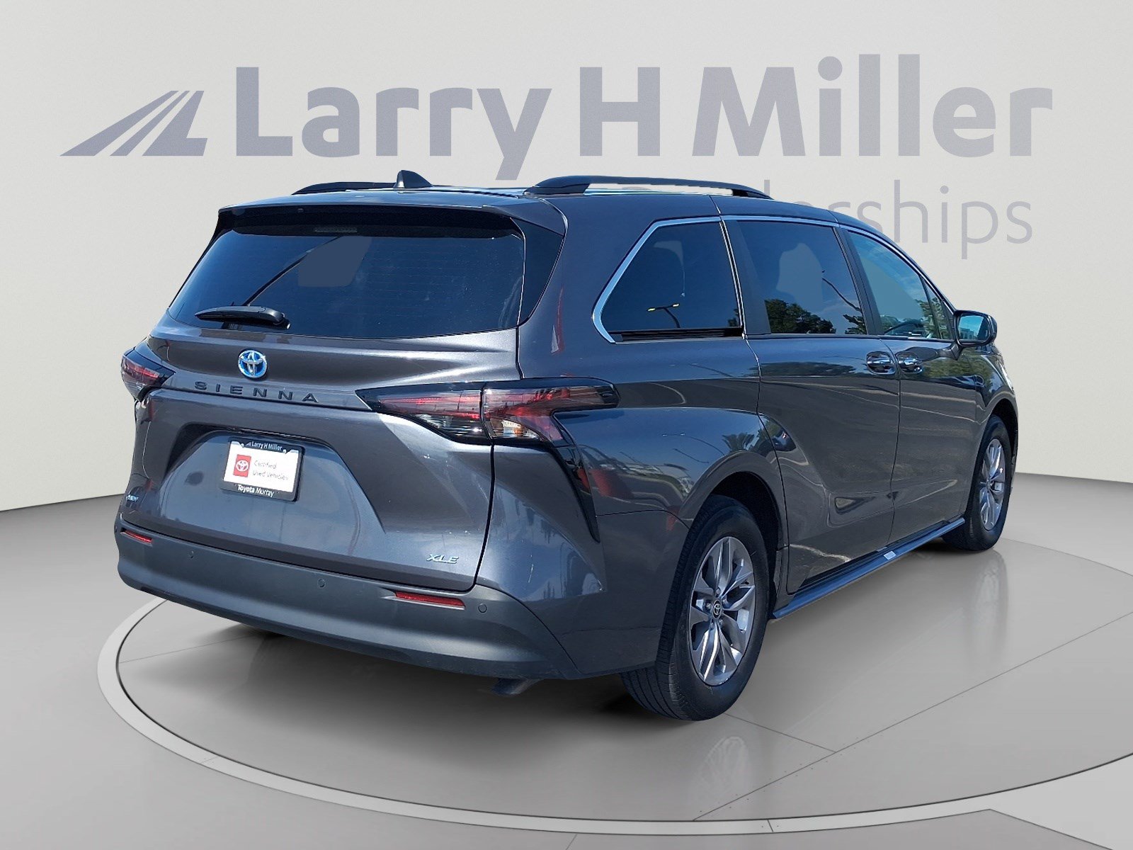 Certified 2025 Toyota Sienna XLE FWD image 5