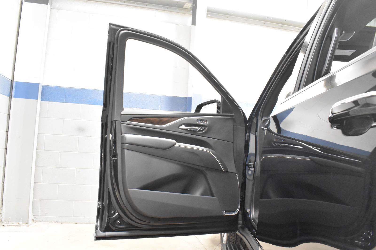 Certified 2023 Cadillac Escalade Premium Luxury Platinum w/ LPO, Floor Liner Package AWD/4WD image 10