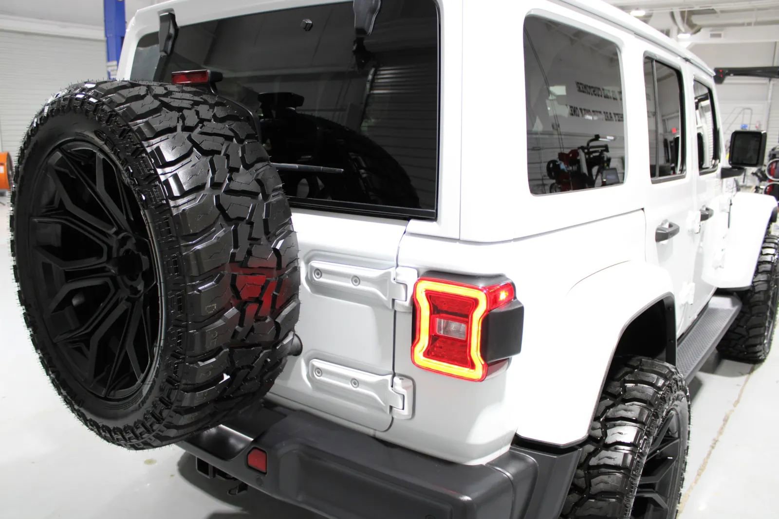 Used 2021 Jeep Wrangler Unlimited Sahara w/ Cold Weather Group image 9