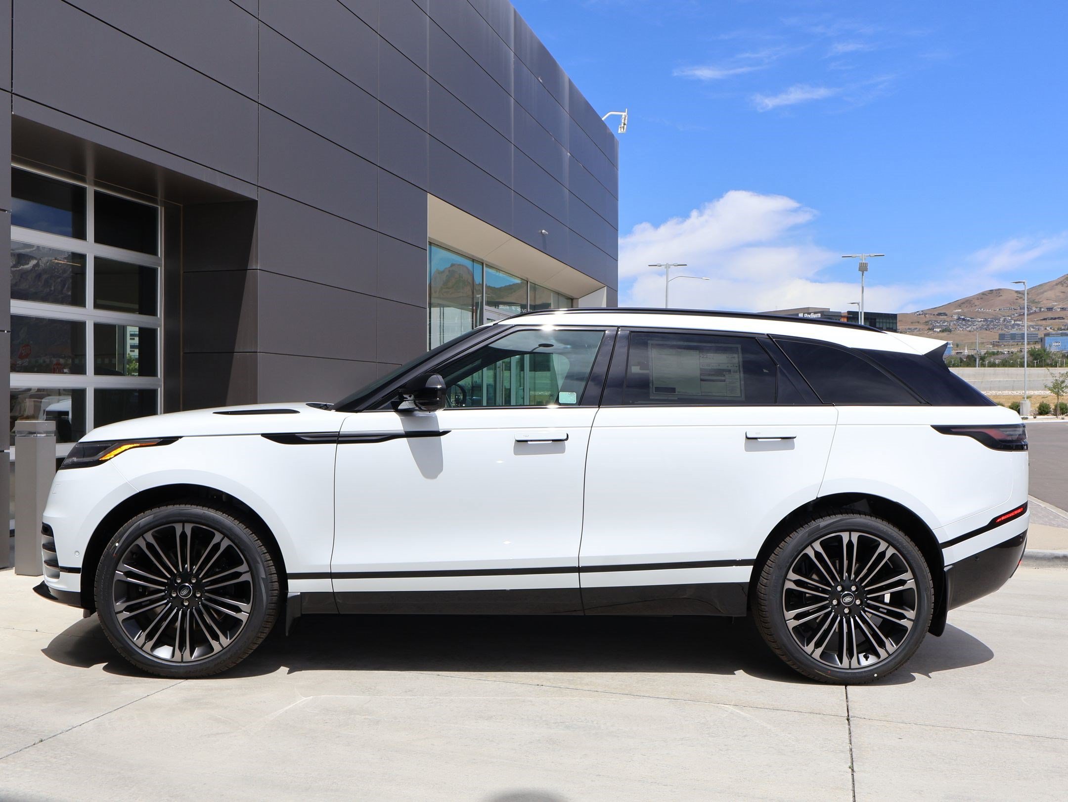 New 2026 Land Rover Range Rover Velar Dynamic SE AWD/4WD image 9
