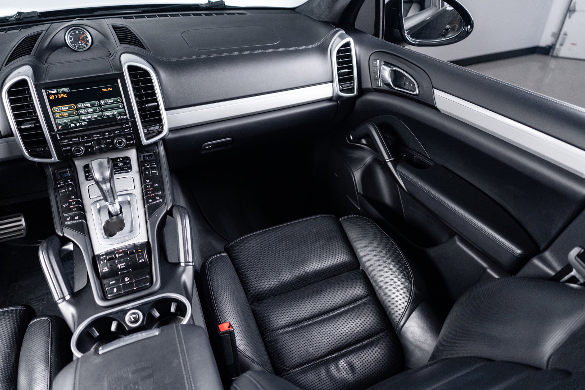 Used 2016 Porsche Cayenne Turbo AWD/4WD image 66