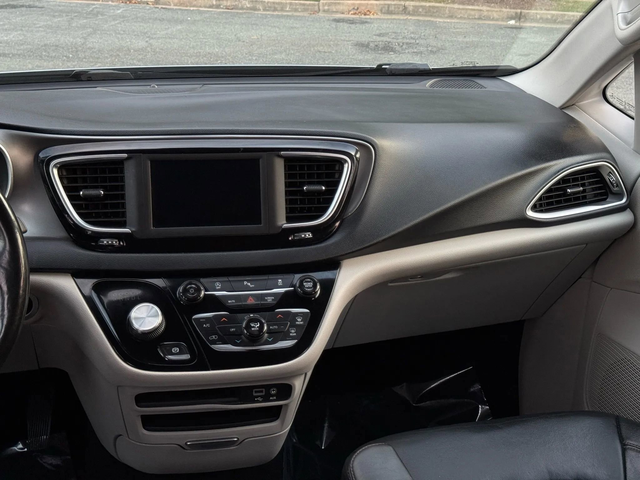 Used 2020 Chrysler Pacifica Touring-L image 36