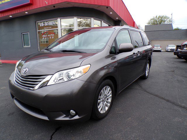 Used 2013 Toyota Sienna XLE FWD image 6