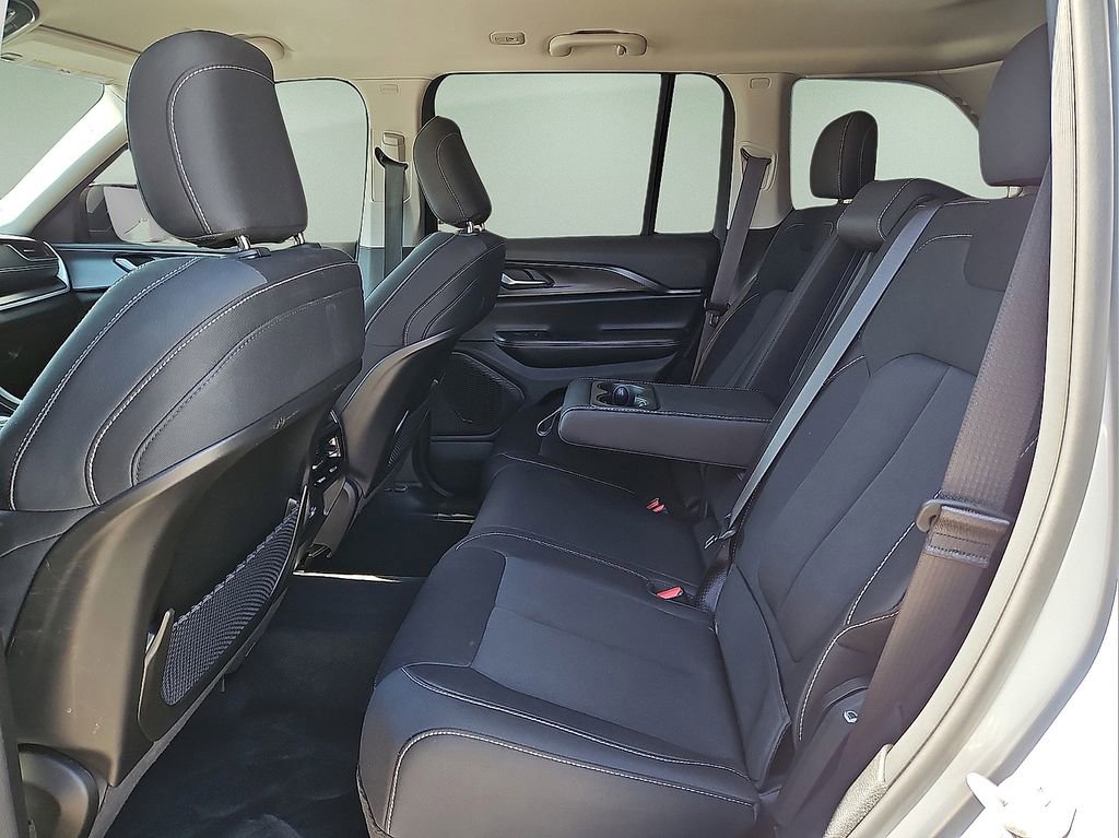 Used 2023 Jeep Grand Cherokee Laredo image 12