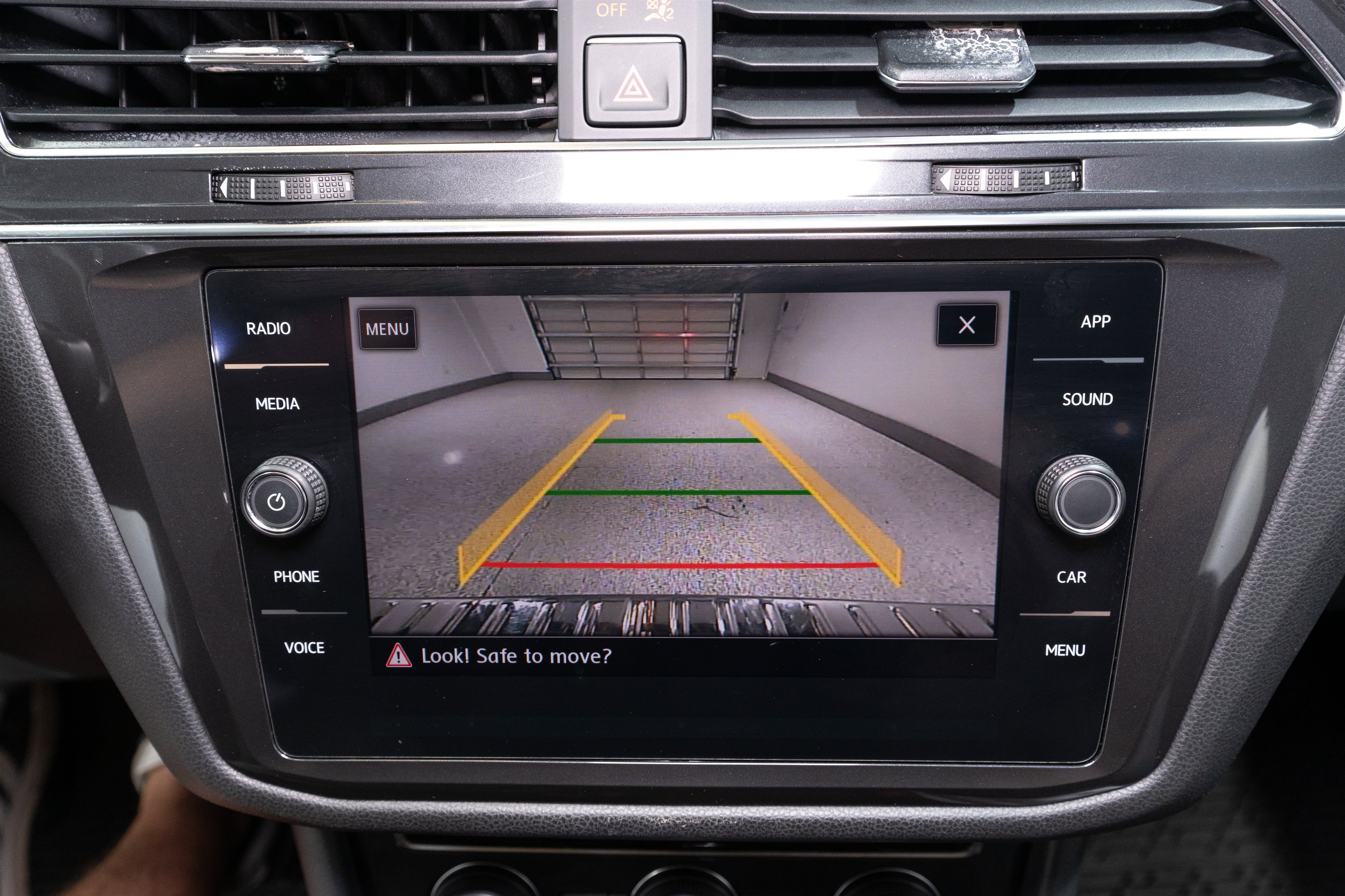 Used 2018 Volkswagen Tiguan SE w/ Panoramic Sunroof Package FWD image 19