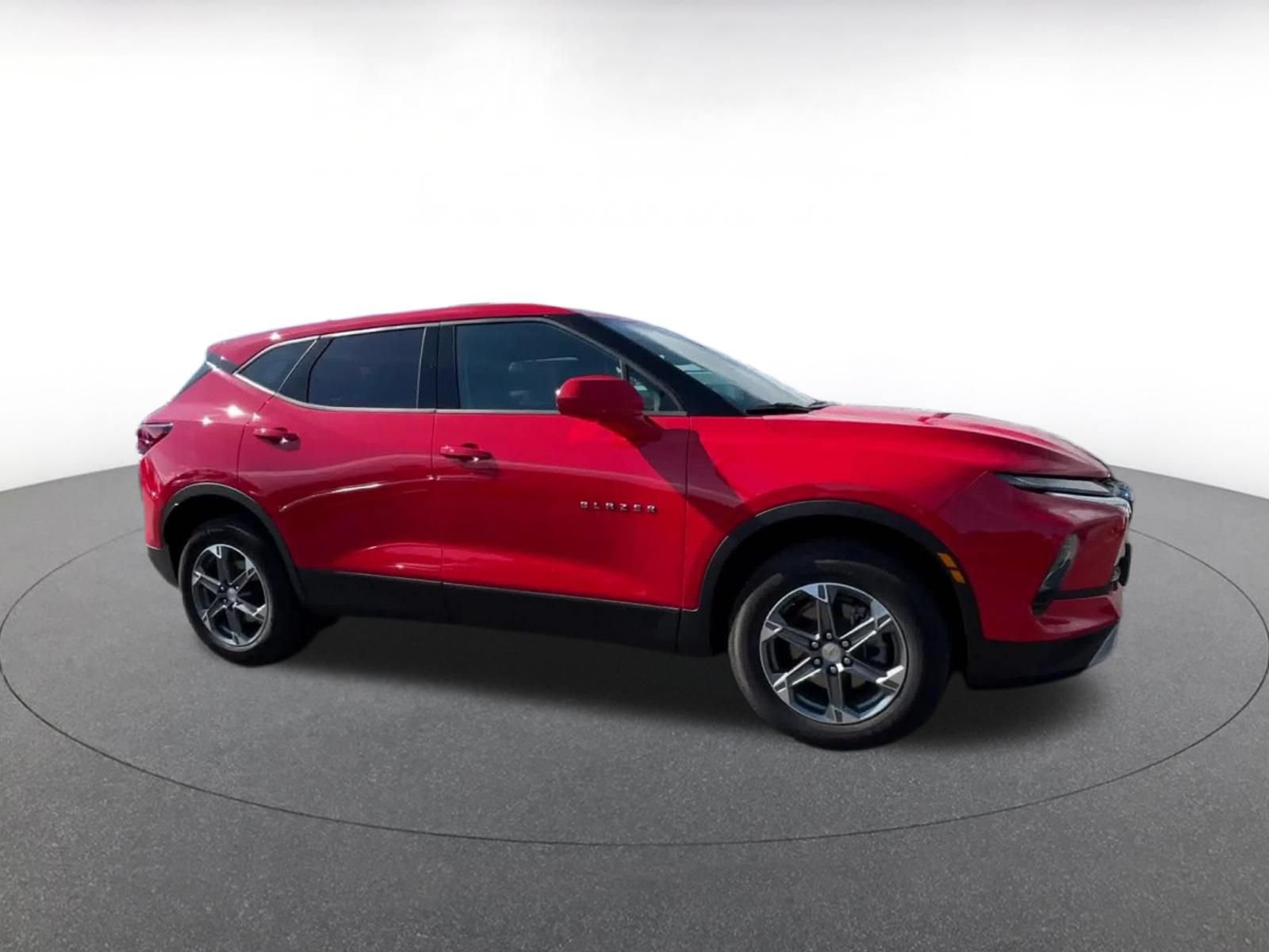 Used 2025 Chevrolet Blazer LT FWD image 2
