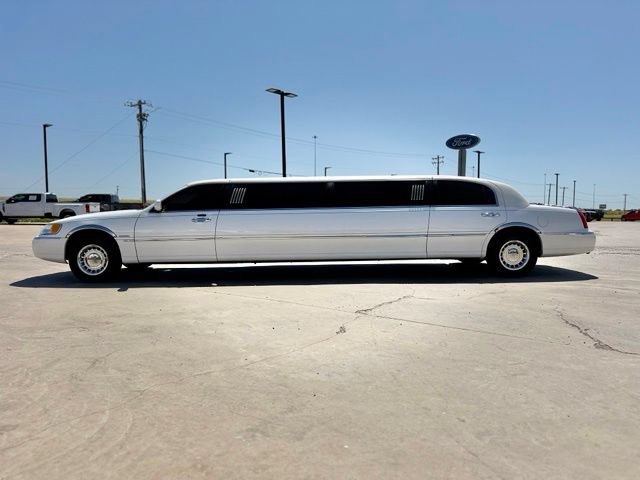 Used 2002 Lincoln Town Car Executive RWD image 5