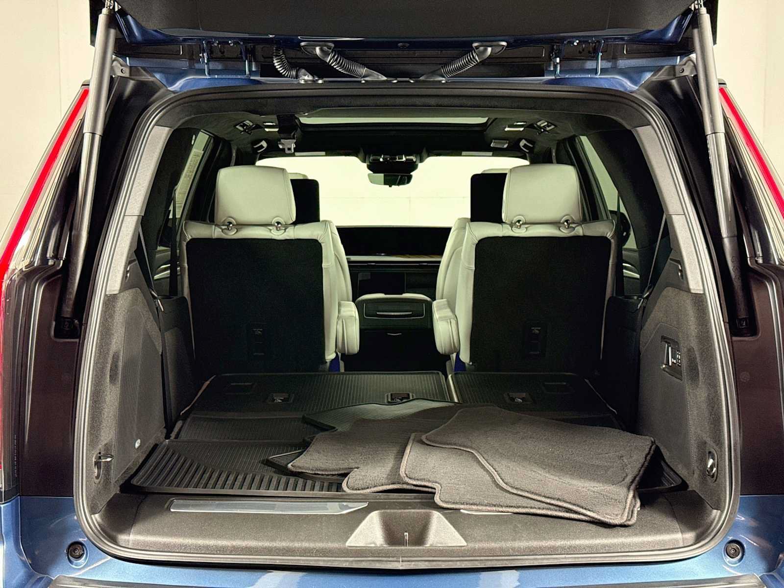 Used 2025 Cadillac Escalade Sport Platinum w/ LPO, ONYX Package AWD/4WD image 29
