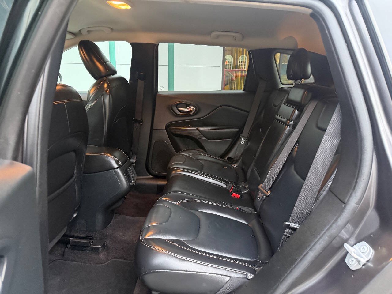 Used 2016 Jeep Cherokee Limited w/ Technology Group AWD/4WD image 15