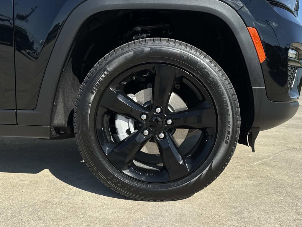 New 2025 Jeep Grand Cherokee Limited w/ Black Appearance Package image 16