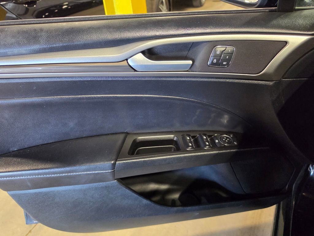 Used 2018 Ford Fusion SE w/ Fusion SE Technology Package FWD image 5