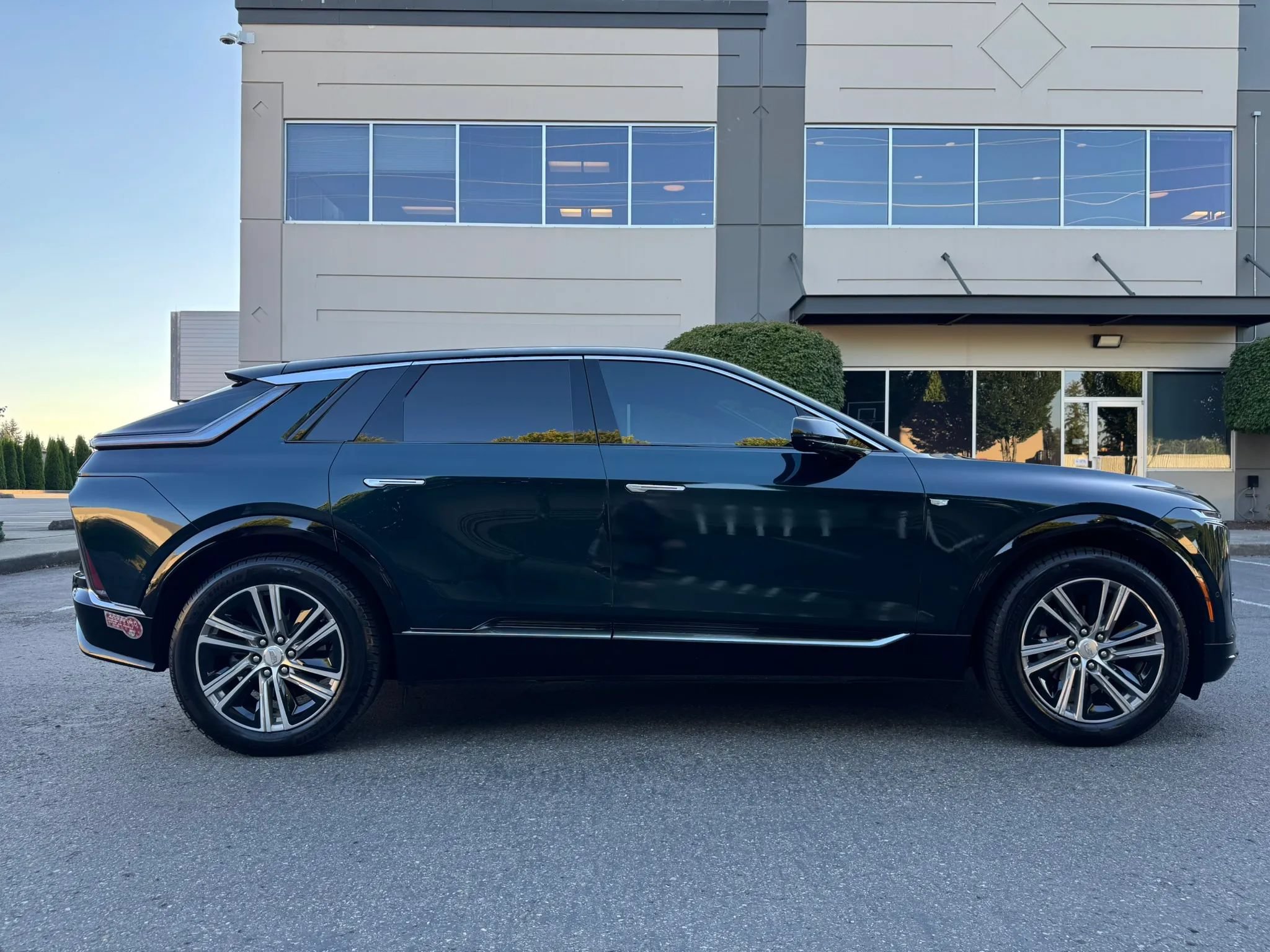 Used 2024 Cadillac Lyriq Luxury AWD/4WD image 12