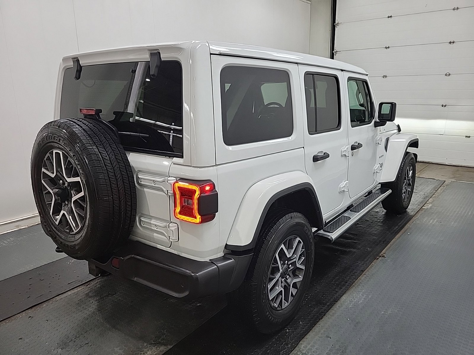 Used 2024 Jeep Wrangler Unlimited Sahara w/ Technology Group AWD/4WD image 3