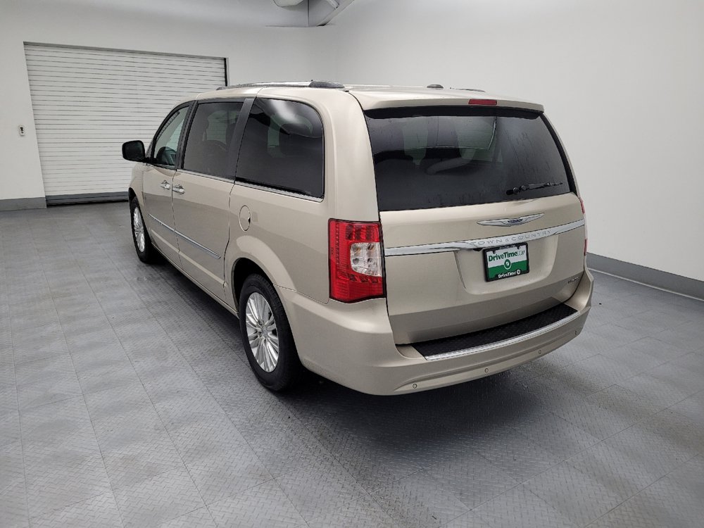 Used 2014 Chrysler Town & Country Limited w/ Luxury Group FWD image 5