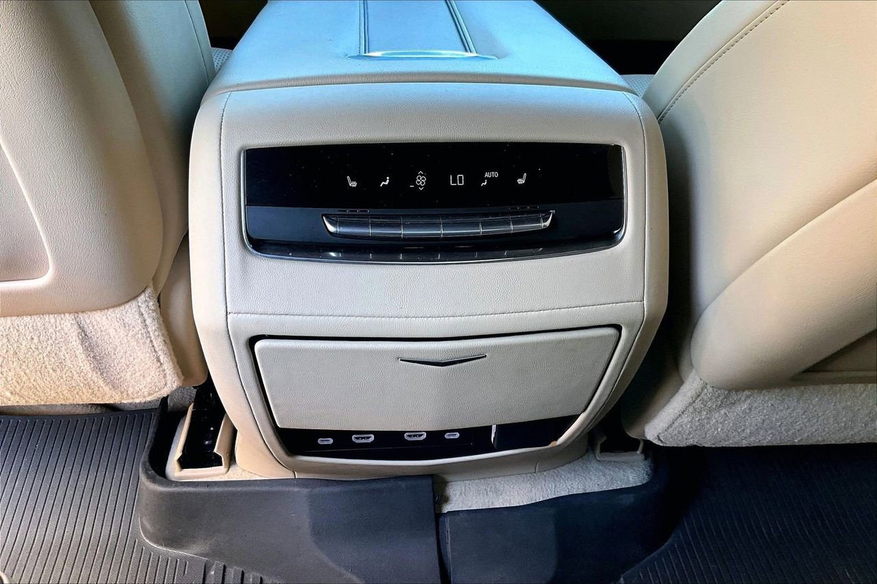 Used 2021 Cadillac Escalade Premium Luxury w/ LPO, Illumination Package AWD/4WD image 17