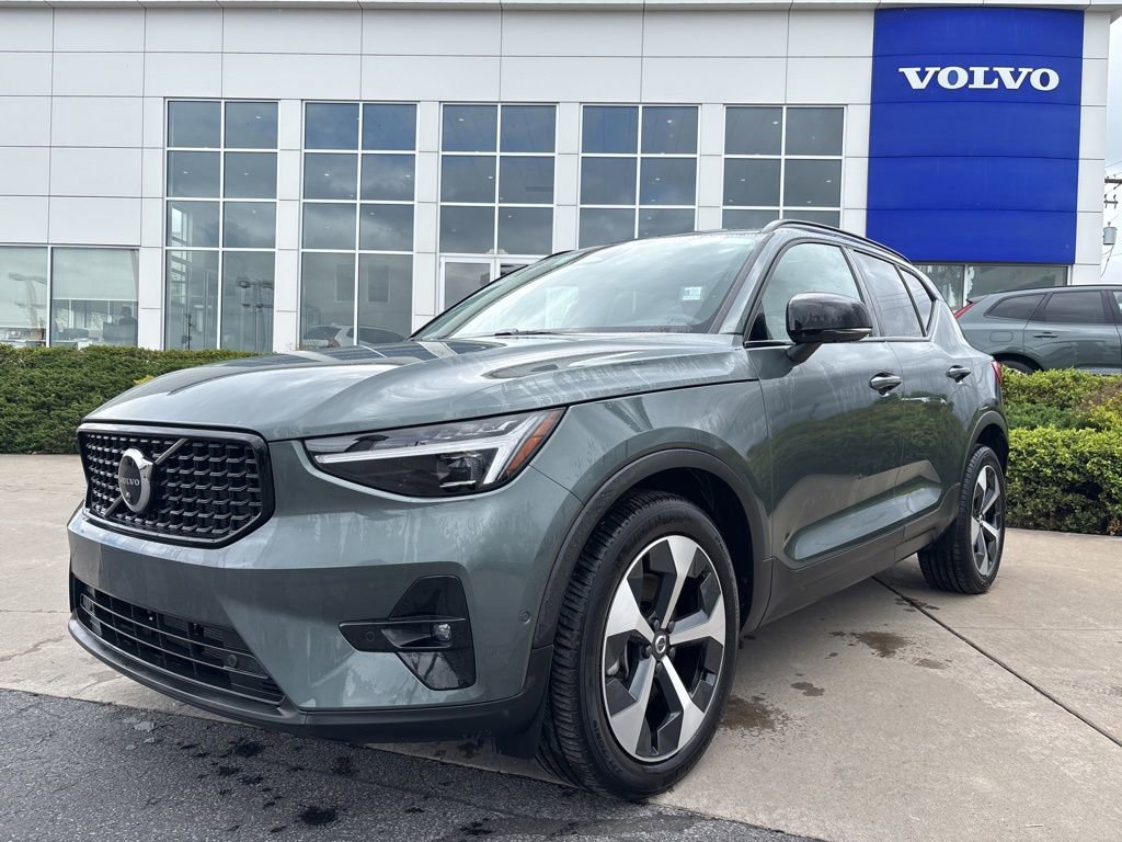 Used 2026 Volvo XC40 B5 Plus AWD/4WD image 2