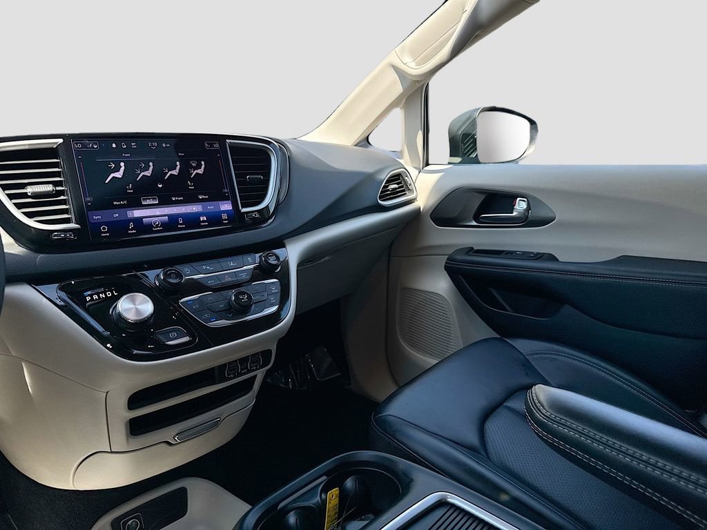 Used 2023 Chrysler Pacifica Touring-L FWD image 19