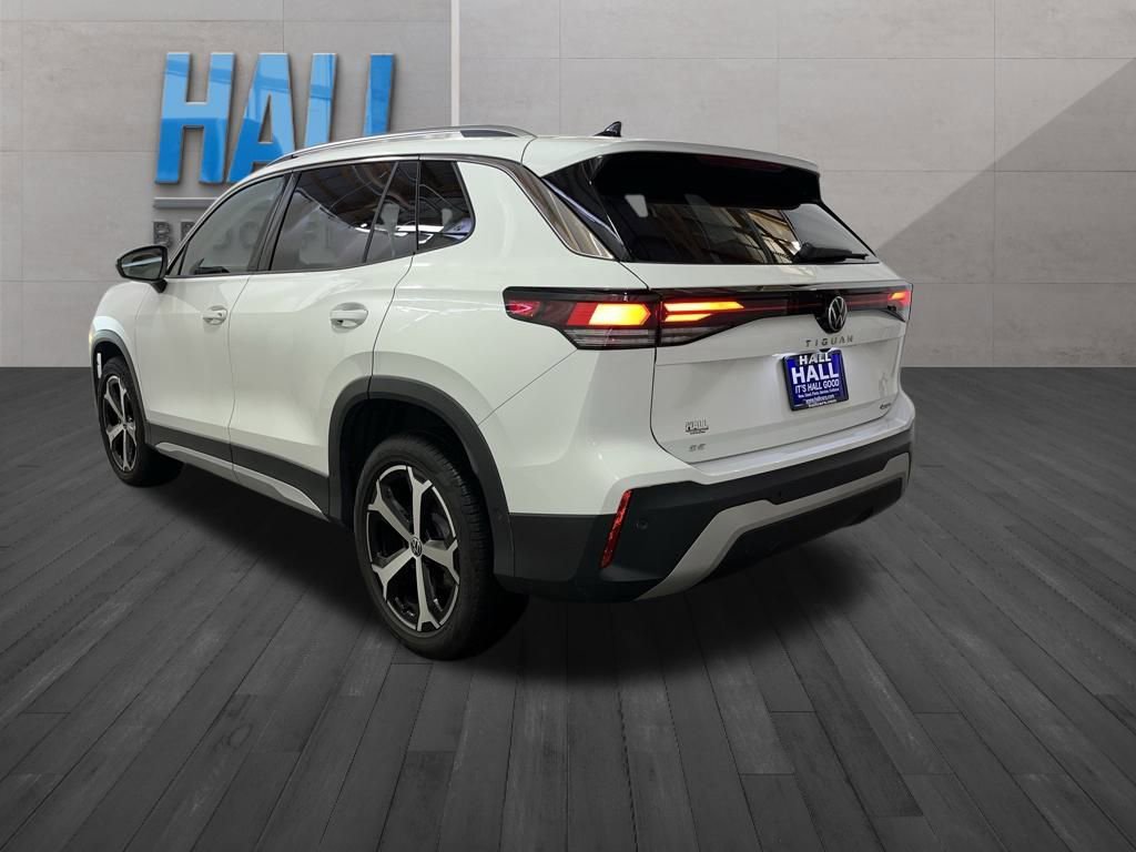 Certified 2025 Volkswagen Tiguan SE image 4