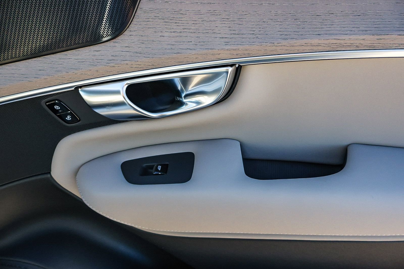 New 2026 Volvo XC90 T8 Plus w/ Protection Package Premier image 18