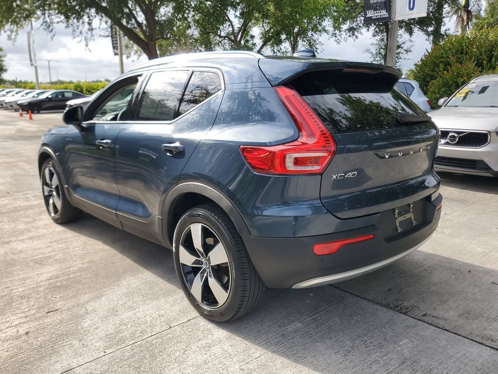 Certified 2022 Volvo XC40 T4 Momentum w/ Premium Package FWD image 4