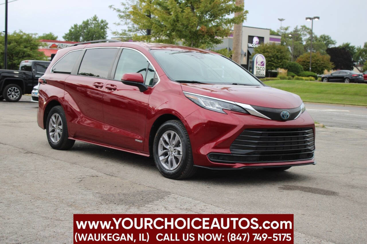 Used 2021 Toyota Sienna LE image 3