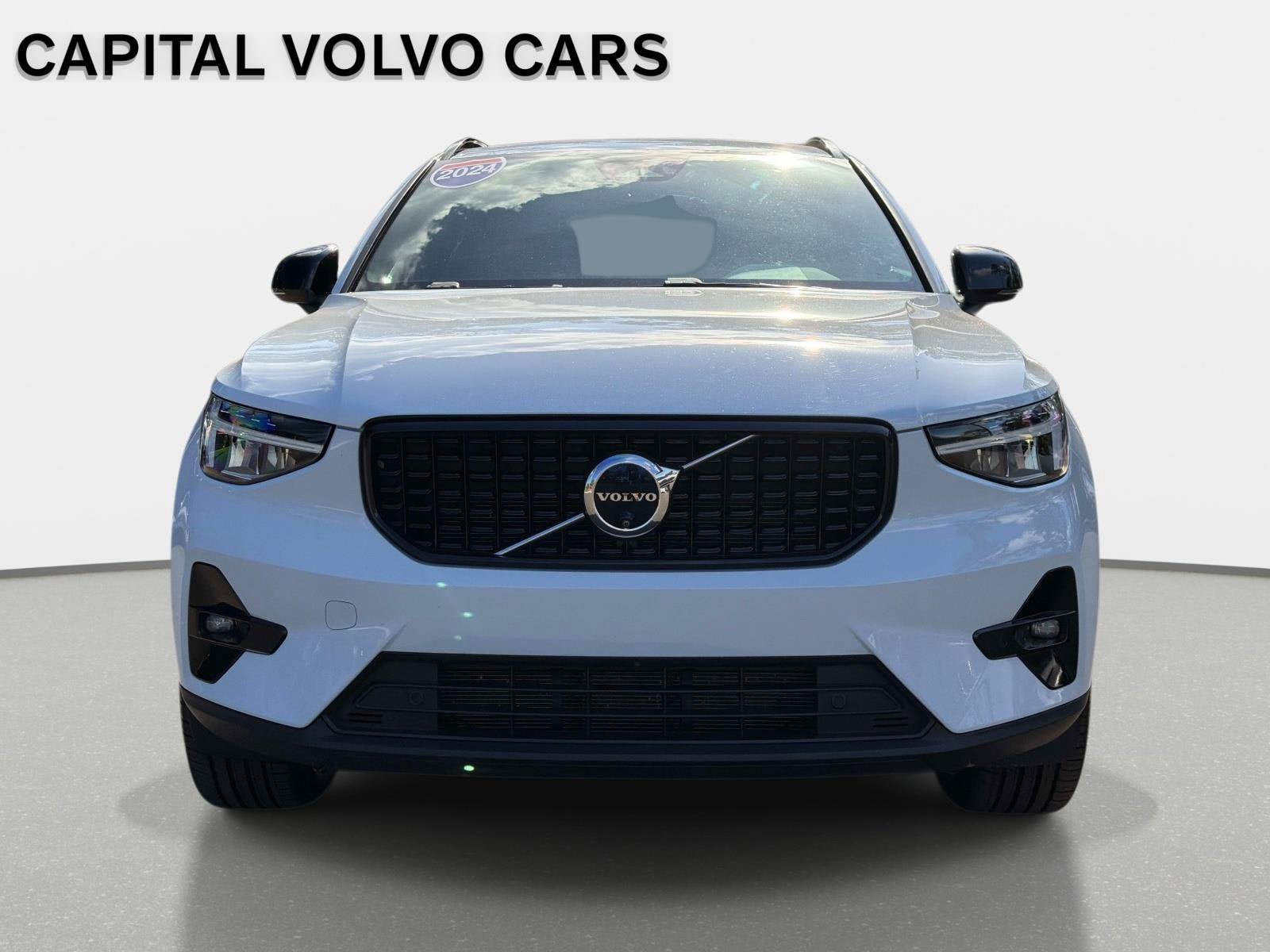 Used 2024 Volvo XC40 B5 Plus AWD/4WD image 2