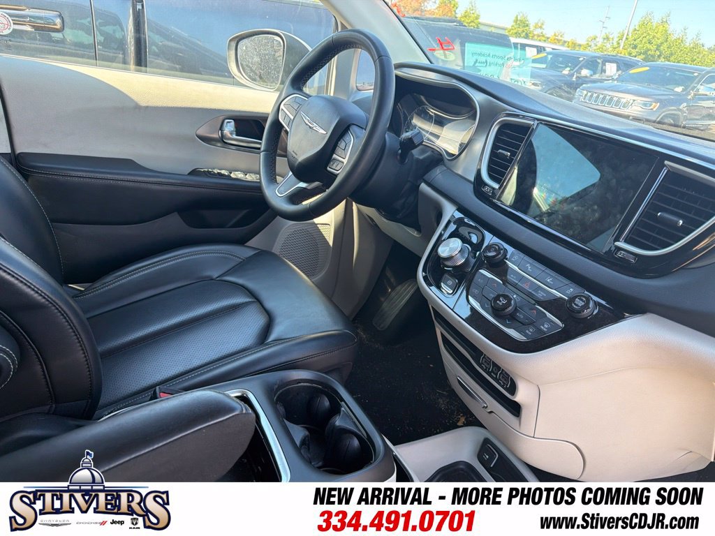 Used 2023 Chrysler Pacifica Touring-L FWD image 14