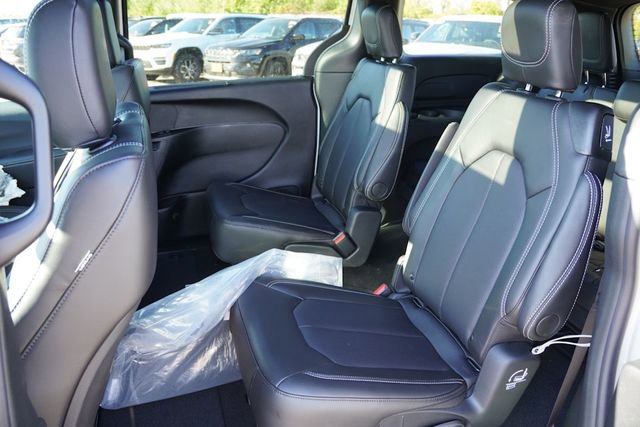 New 2026 Chrysler Pacifica Select image 11