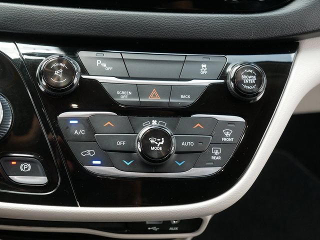 Used 2017 Chrysler Pacifica Premium FWD image 32