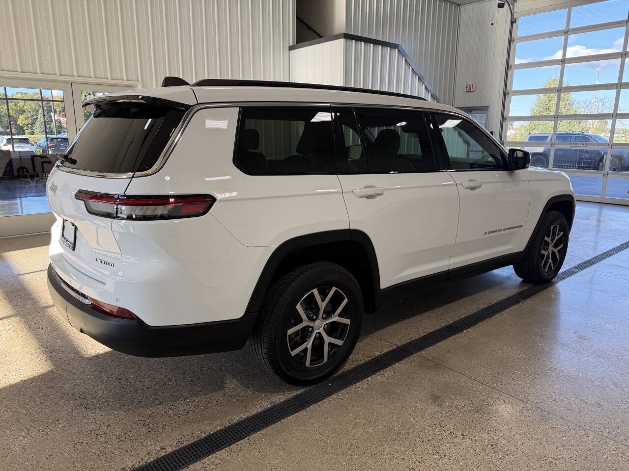 Used 2025 Jeep Grand Cherokee L Limited AWD/4WD image 23