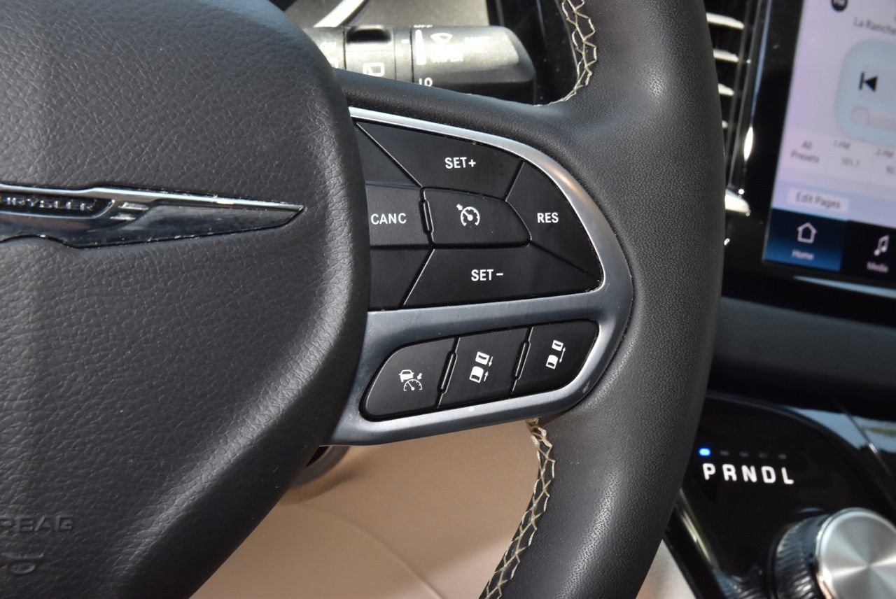 Used 2024 Chrysler Pacifica Touring-L FWD image 26