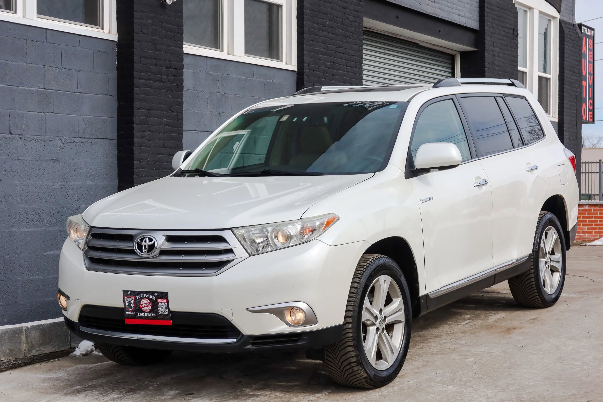 Used 2012 Toyota Highlander Limited w/ Tow Pkg image 3