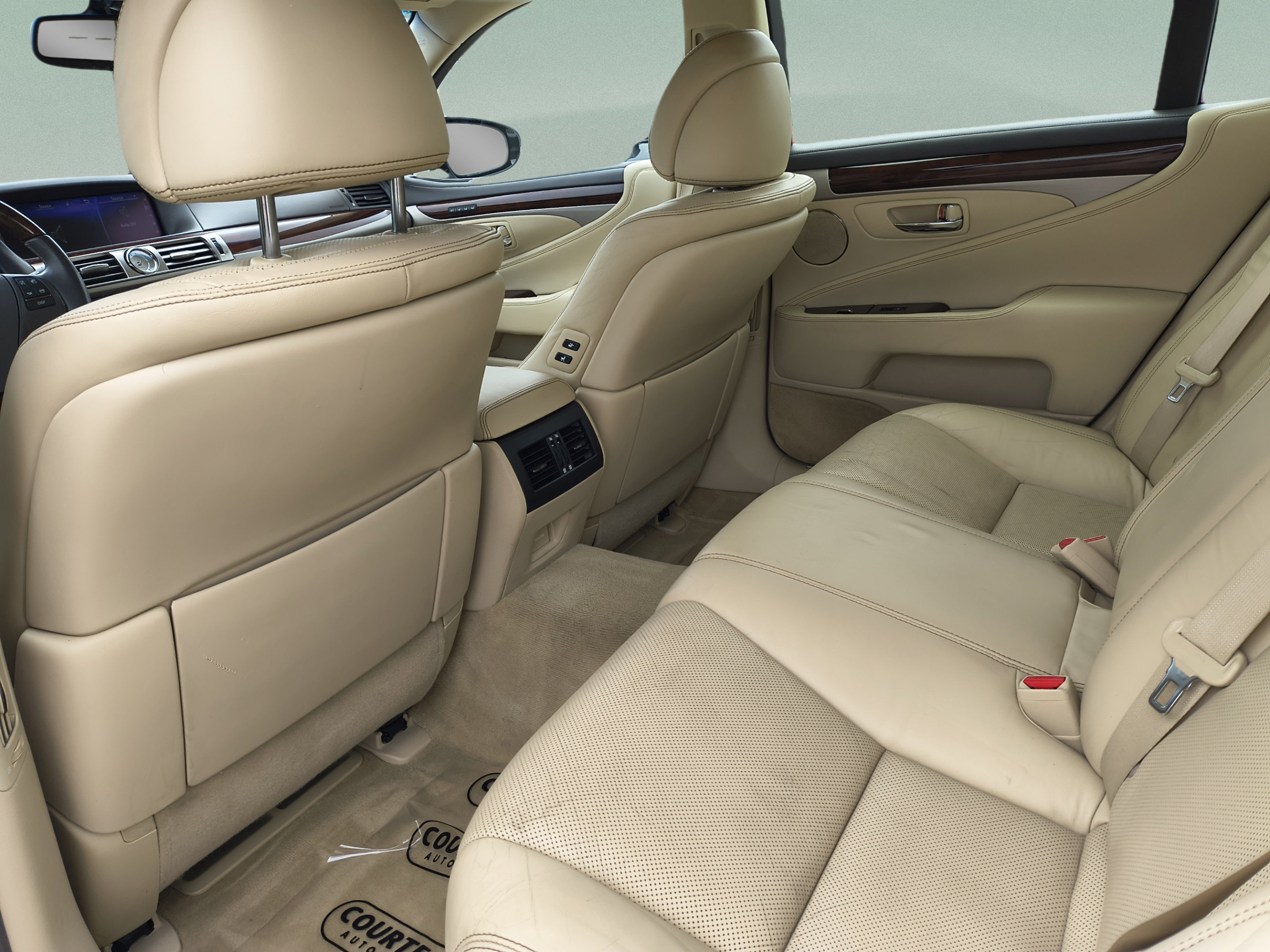 Used 2016 Lexus LS 460 w/ Comfort Package RWD image 17