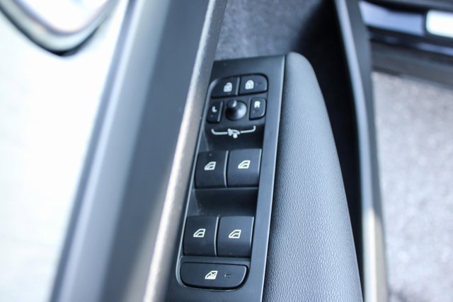 Used 2025 Volvo XC40 B5 Plus image 11