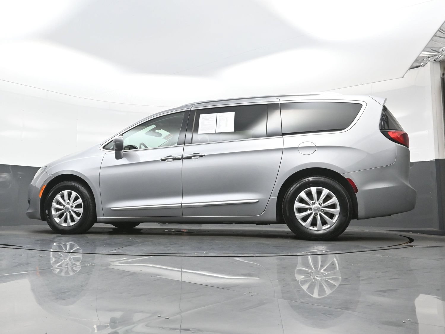 Used 2018 Chrysler Pacifica Touring-L Plus FWD image 30