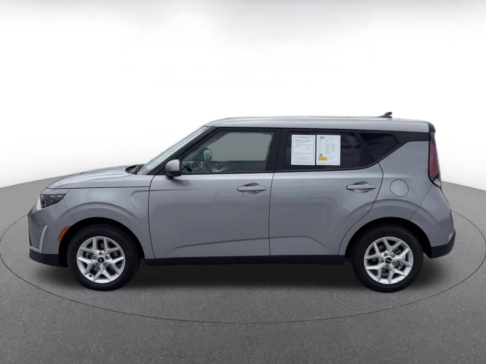 Used 2025 Kia Soul LX w/ LX Technology Package FWD image 9