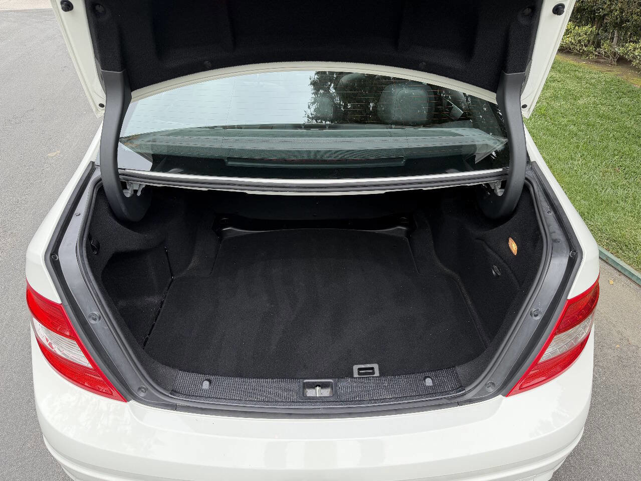 Used 2010 Mercedes-Benz C 300 Sedan image 17