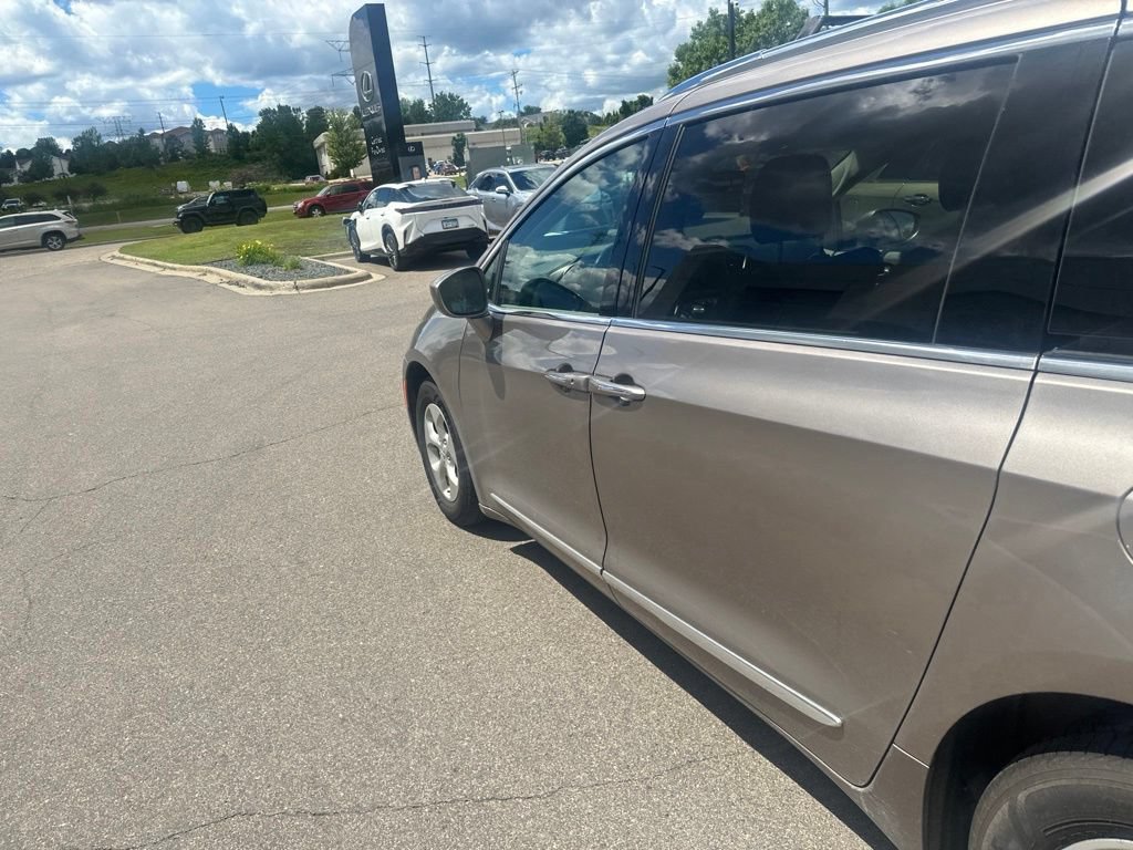 Used 2017 Chrysler Pacifica Touring-L Plus FWD image 14