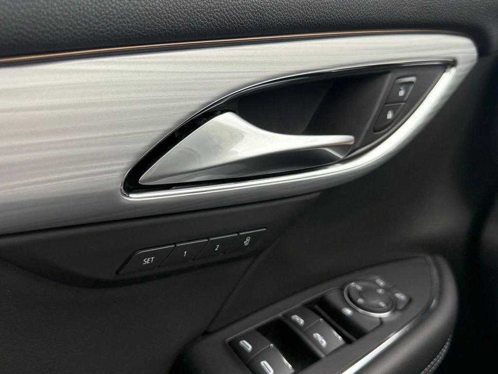 Used 2025 Buick Envision Avenir AWD/4WD image 9