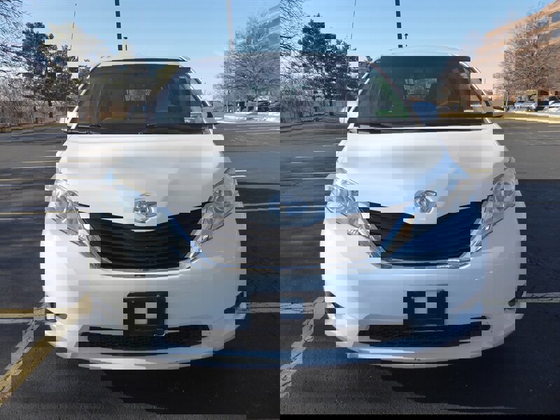 Used 2014 Toyota Sienna LE image 2