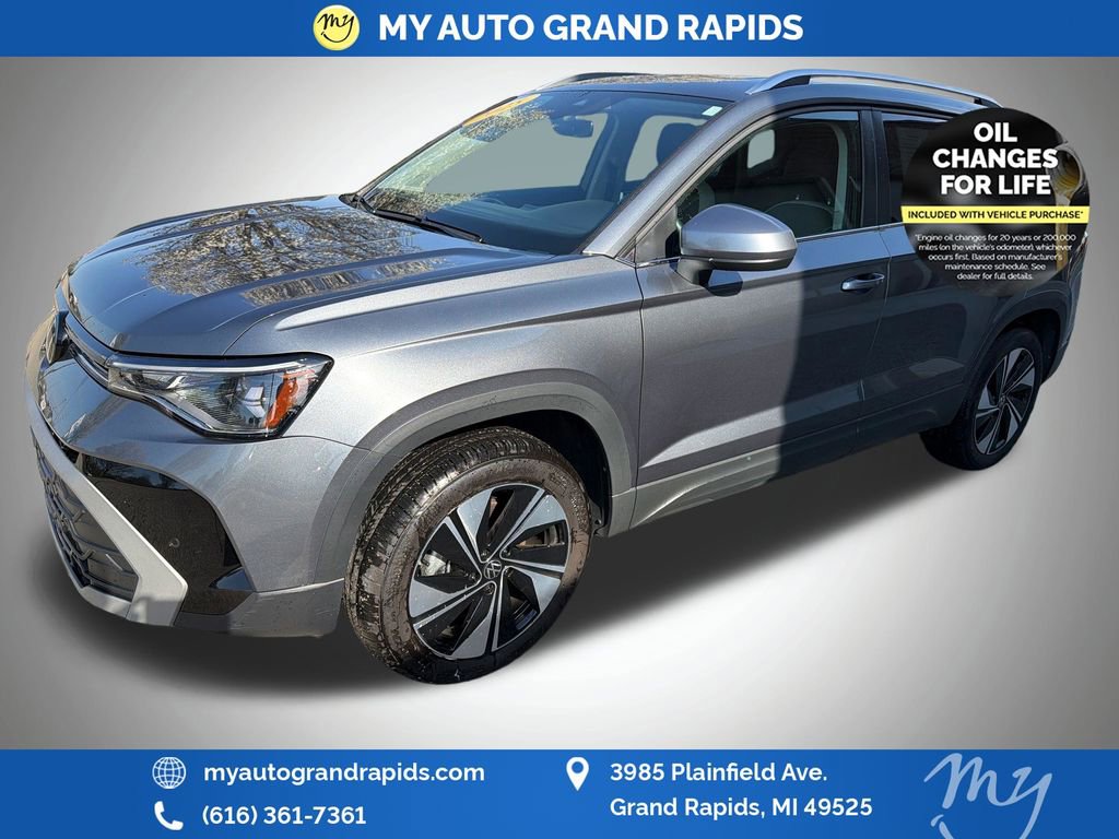 Used 2025 Volkswagen Taos SE w/ Panoramic Sunroof Package AWD/4WD image 3