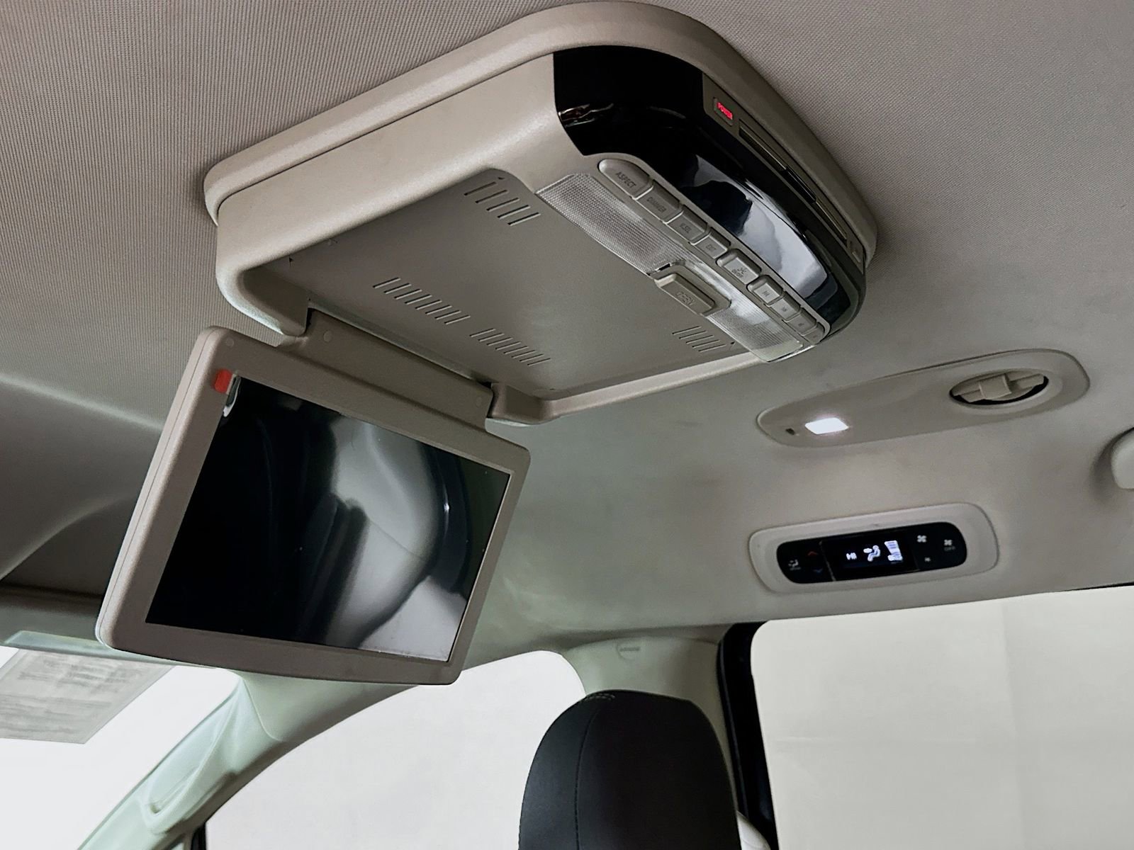 Used 2020 Chrysler Voyager LX image 24