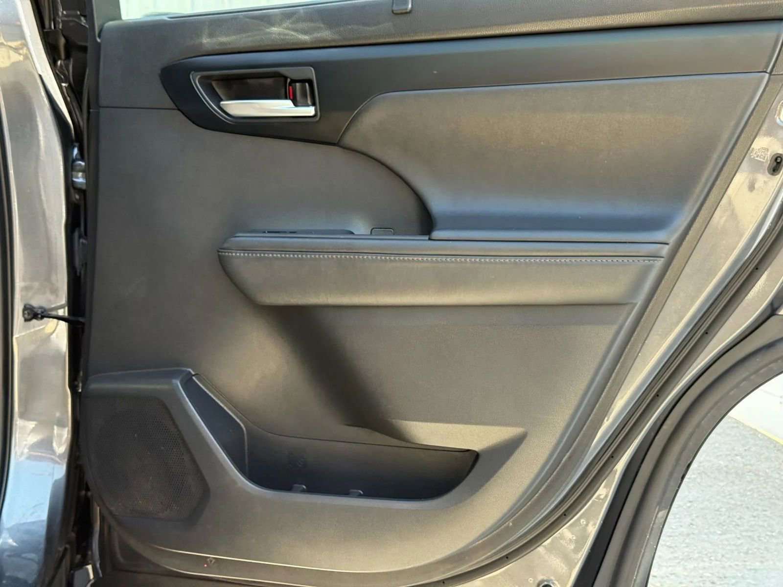 Used 2021 Toyota Highlander XLE AWD/4WD image 19