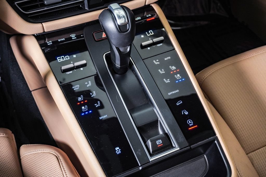Certified 2025 Porsche Macan AWD/4WD image 23