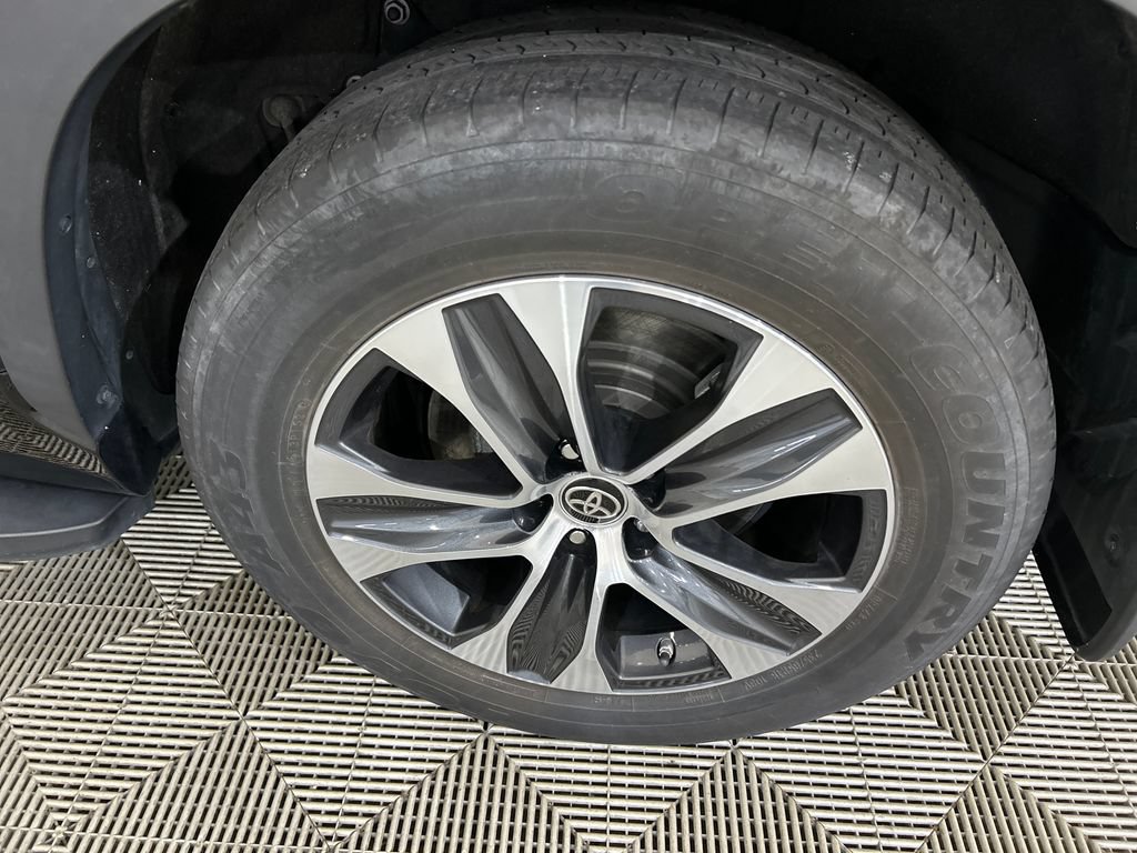 Used 2022 Toyota Highlander XLE FWD image 10