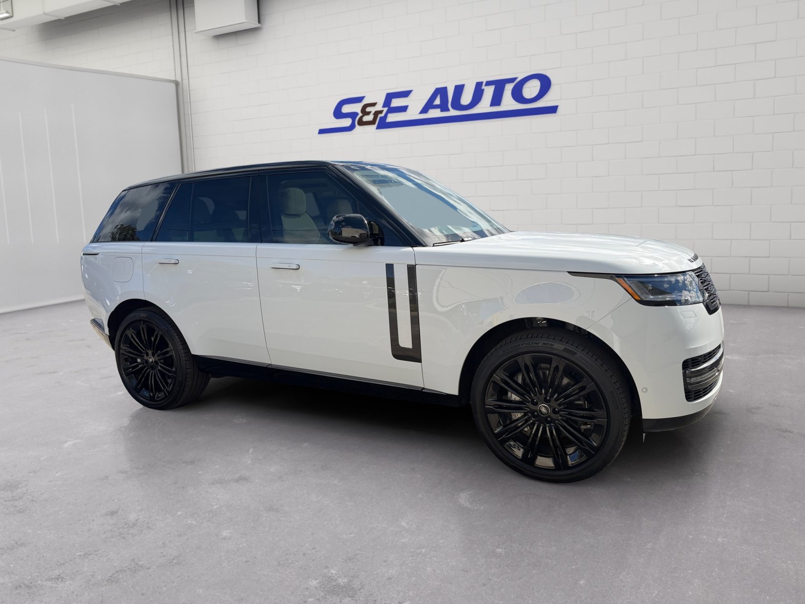 Used 2025 Land Rover Range Rover SE AWD/4WD image 6