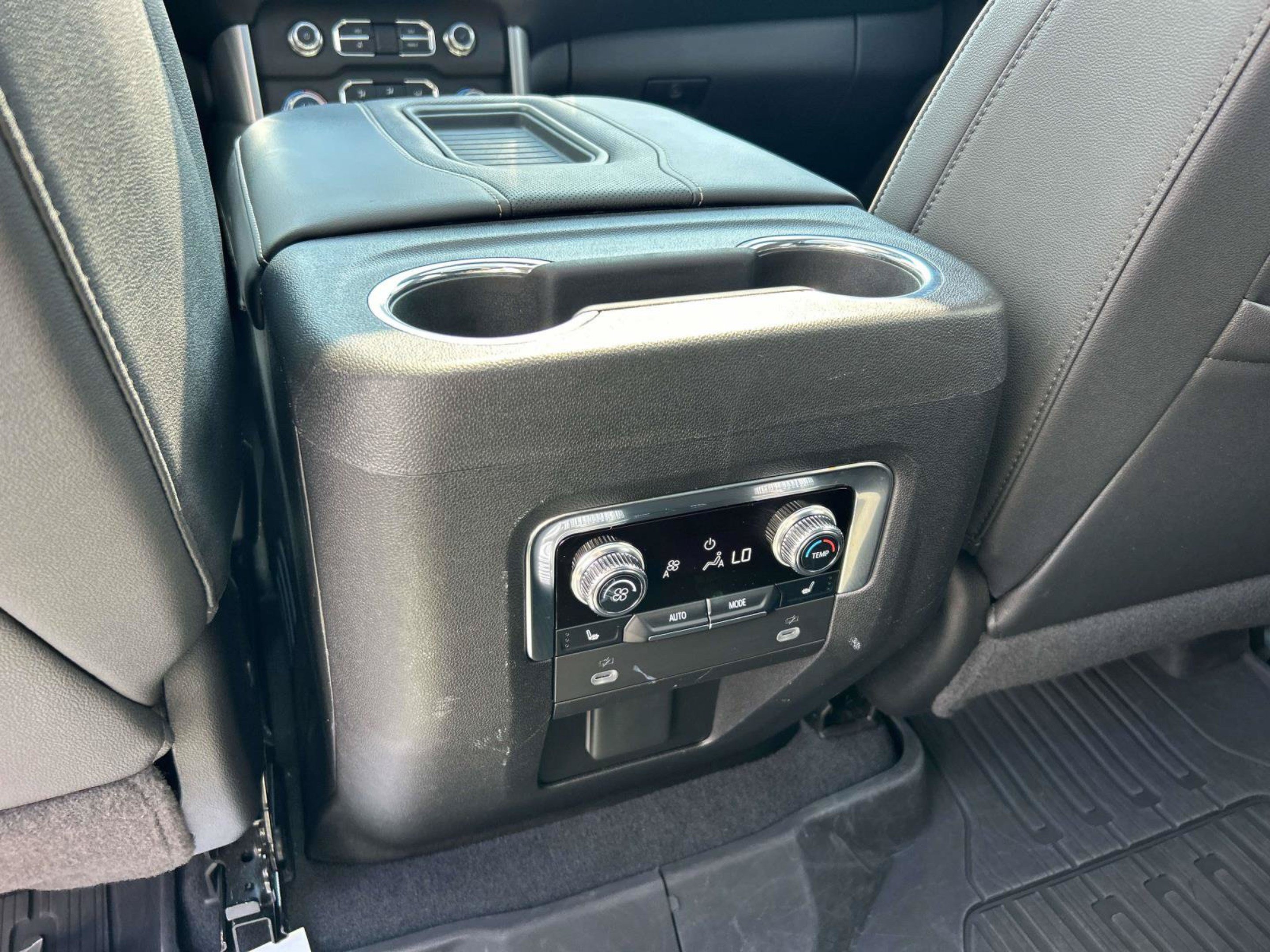 Used 2023 GMC Yukon SLT w/ SLT Luxury Package RWD image 14