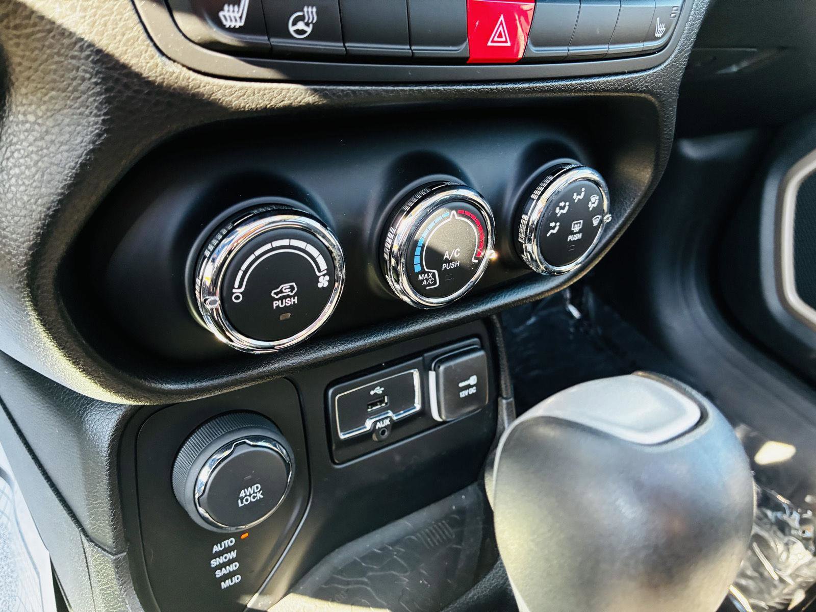 Used 2016 Jeep Renegade Latitude image 28