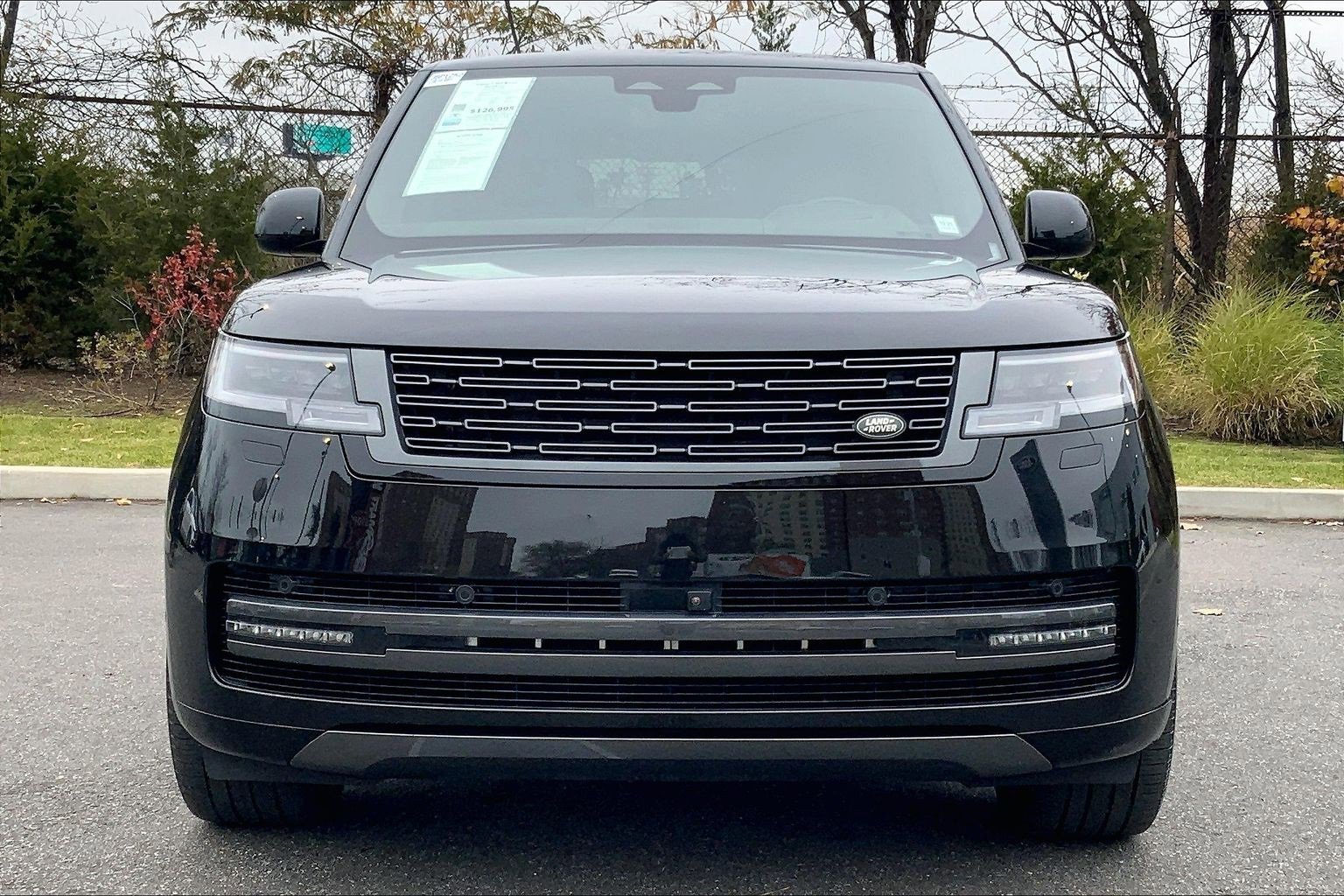 Used 2025 Land Rover Range Rover Long Wheelbase SE image 3
