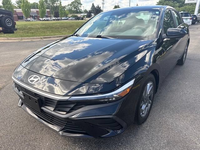 Used 2024 Hyundai Elantra SEL FWD image 3